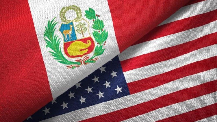 Banderas de Perú y Estados Unidos